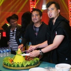 Jelang Konser Adu Bintang, Ahmad Dhani dan Indra Lesmana Potong Tumpeng