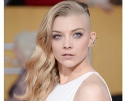 Aktris Hunger Games Ini Pose di Red Carpet dengan Rambut Botak Sebelah