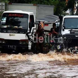 Dampak Banjir Bagi Ekonomi, Karyawan Tak Bisa Kerja Hingga Cabai Melejit