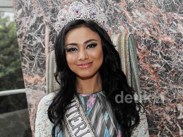 Senyum Manis Whulandary Herman