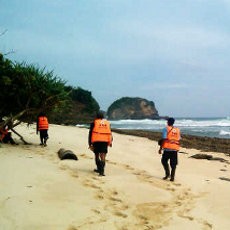 Personel Gabungan Cari Mahasiswa Unibraw yang Hilang Terseret Ombak