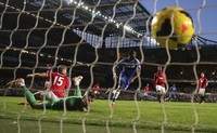 Eto'o menjadi bintang pada pertandingan ini. Dia memborong semua gol Chelsea. Dua gol dia cetak pada babak pertama, sementara sisanya setelah jeda. REUTERS/Eddie Keogh.