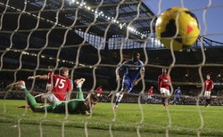 Eto'o menjadi bintang pada pertandingan ini. Dia memborong semua gol Chelsea. Dua gol dia cetak pada babak pertama, sementara sisanya setelah jeda. REUTERS/Eddie Keogh.