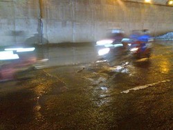 Banyak Pemotor yang Jatuh Akibat Jalan Berlubang di Terowongan Halim