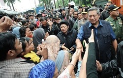 Presiden SBY Blusukan di Karawang, Temui Korban Banjir