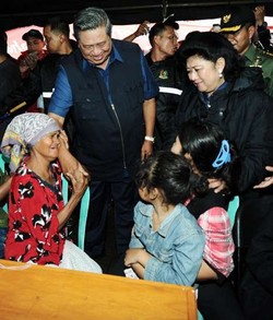 Usai Blusukan di Karawang, SBY Tinjau Lokasi Banjir di Bekasi