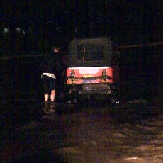 Nekat Terabas Banjir di Kemayoran, Banyak Motor dan Bajaj Mogok