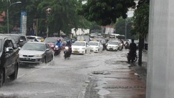 Hujan Guyur Jakarta Semalaman, Monas Bagian Timur Tergenang Air 20 Cm