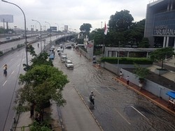 Genangan Air 30 Cm di Depan Citraland dan Untar, Lalin Tersendat