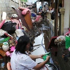 Sebelum Pulang, JK Blusukan ke 2 Lokasi Banjir Manado