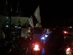 Banjir Tinggi di Cililitan Kecil, Warga Tutup Jalan Pahlawan Kalibata