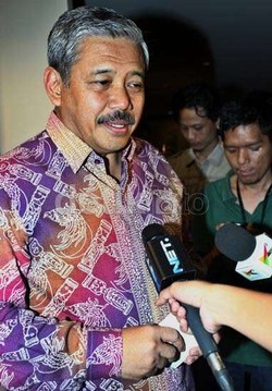 Hayono Isman Naik Becak ke Lokasi Debat Konvensi Capres