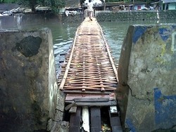 PLN Bangun Jembatan di Tanggul Sunter, Ahok; Nanti Kita Beresin