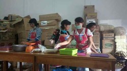 Ayo Cicipi Nastar Sinabung Kue Karya Ibu-ibu di Pengungsian