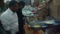 Dahlan Iskan Borong Nastar Sinabung Buatan Ibu-ibu di Pengungsian