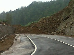 Jalan Penghubung Jateng-Jatim di Karanganyar Putus Tertimbun Longsor