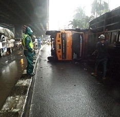 Truk Terbalik di Yos Sudarso Bikin Macet Lalin Arah Tanjung Priok