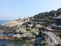 Korea Nggak Cuma K-Pop, Ada Juga Kuil Cantik di Tepi Laut