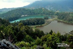 Indahnya Telaga Warna dari Atas Bukit