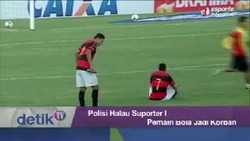 Polisi Halau Suporter Rusuh Pakai Merica, Pemain Bola Jadi Korban