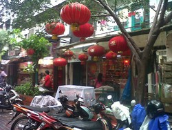 Hujan Tak Menyurutkan Merah Meriah di Kawasan Petak 9