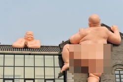 Parah! Ada yang Bikin Patung Buddha Telanjang di China