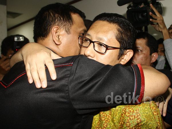 Anas dan Pasek Berpelukan di Pengadilan Tipikor