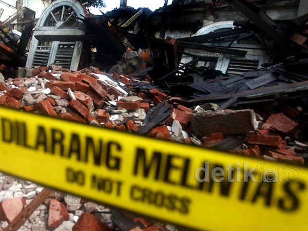 Bangunan Tua Ambruk Dimakan Usia