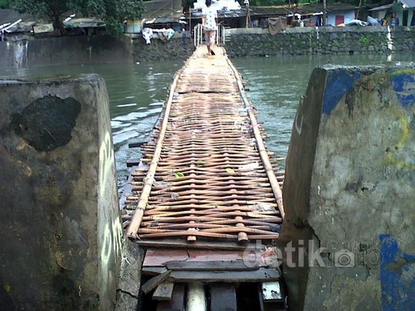 Tanggul Bolong yang Bikin Ahok Geram Tanggul Bolong yang Bikin Ahok Geram