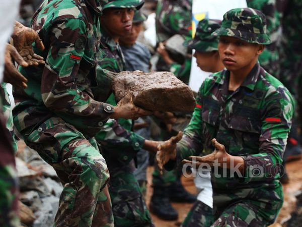 TNI Perbaiki Tanggul Waduk Setiabudi