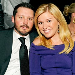 Kelly Clarkson Akan Melahirkan Bayi Perempuan