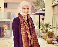 Hijab Style: Cantik dan Stylish Dalal Al Doub, Beauty Blogger Asal Kuwait