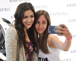 Gadis Ini Jadi Populer di Youtube karena Hobi Belanja