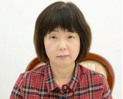 Foto: Keajaiban Teknik Make-up Membuat Wanita 54 Tahun Ini Kembali Muda 