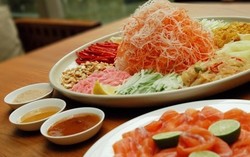 Agar Penuh Berkah, Saat Menyantap Yu Sheng Ikuti Tahapan Ini