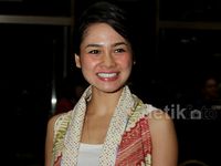Gaya Kasual Berbatik ala Andien