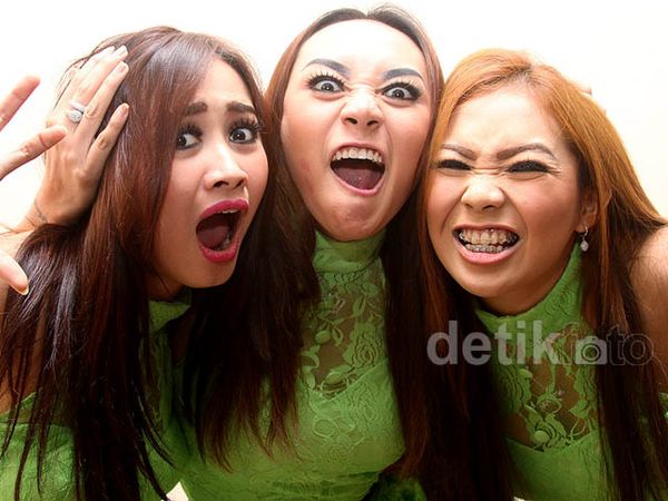 Pose Rawr Trio Macan