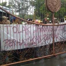 Petani Tuban Demo Tolak Jagung Impor Diiringi Hujan Deras