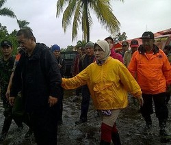 Cek Banjir Subang, Wagub Deddy Mizwar Rapat di Ruangan yang Terendam Air