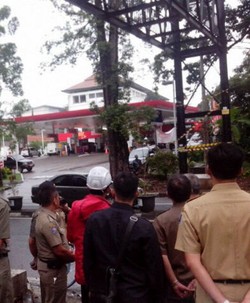 Ridwan Kamil Turun Langsung Tertibkan Reklame Ilegal di Dago