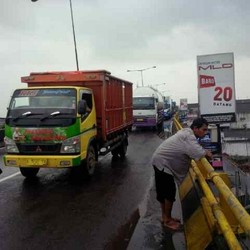 Jalur Subang-Indramayu Terputus, Truk Sembako Nginap Dua Malam