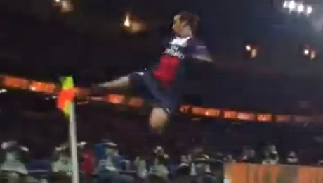 Tiang Korner pun Jadi Korban Tendangan Ibra