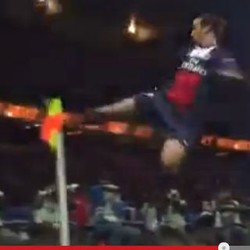 Tiang Korner pun Jadi Korban Tendangan Ibra