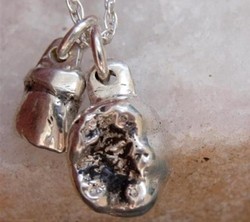 Wanita Ini Desain Perhiasan Terbuat dari Gigi Bayi