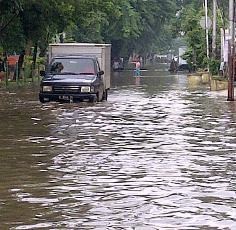 Banyak Kendaraan yang Nekat Terabas Banjir di Kemayoran