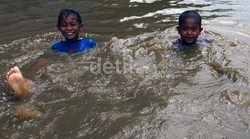 Masih Ada Senyum Ceria di Tengah Banjir Jakarta