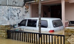 Mobil APV Ini Ikut Terendam Banjir di Kebon Baru Tebet