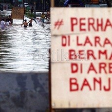Warga Sekitar Sungai Ciujung Masih Bertahan di Pinggir Tol Tangerang