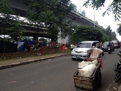 Anak-anak Korban Banjir Rawa Buaya Mendadak Jadi Pak Ogah