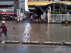 Jl Gunung Sahari Masih Banjir, Kantor dan Mal Sepi